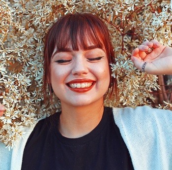 Femme épanouie par la sexologie